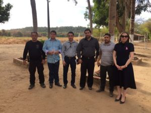 Pessoas de pé em área externa pousando para fotografia