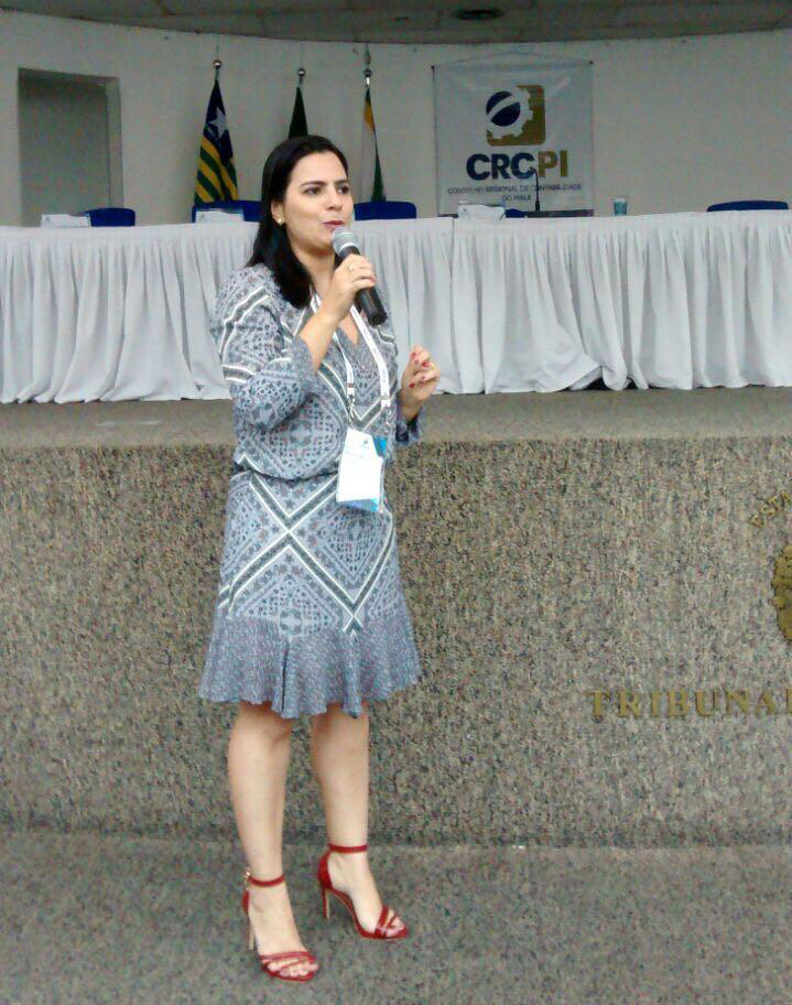 Promotora de Justiça ministrando palestra de pé