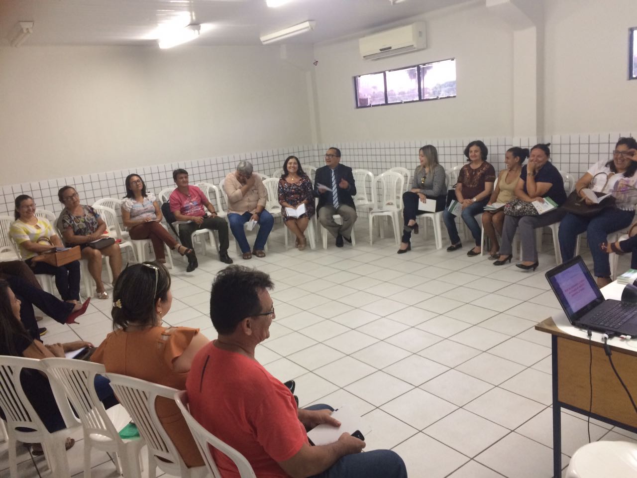 Pessoas sentadas em uma roda