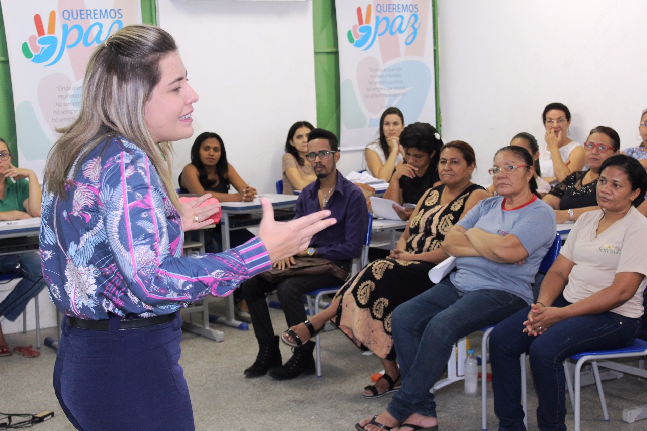 Promotora Flávia Gomes falando aos professores