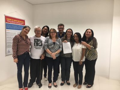 Promotora de justiça cercada por representantes da ÂNCORA, da Secretaria de Estado para Inclusão da Pessoa com Deficiência (SEID) e do Centro Integrado Lineu Araújo.