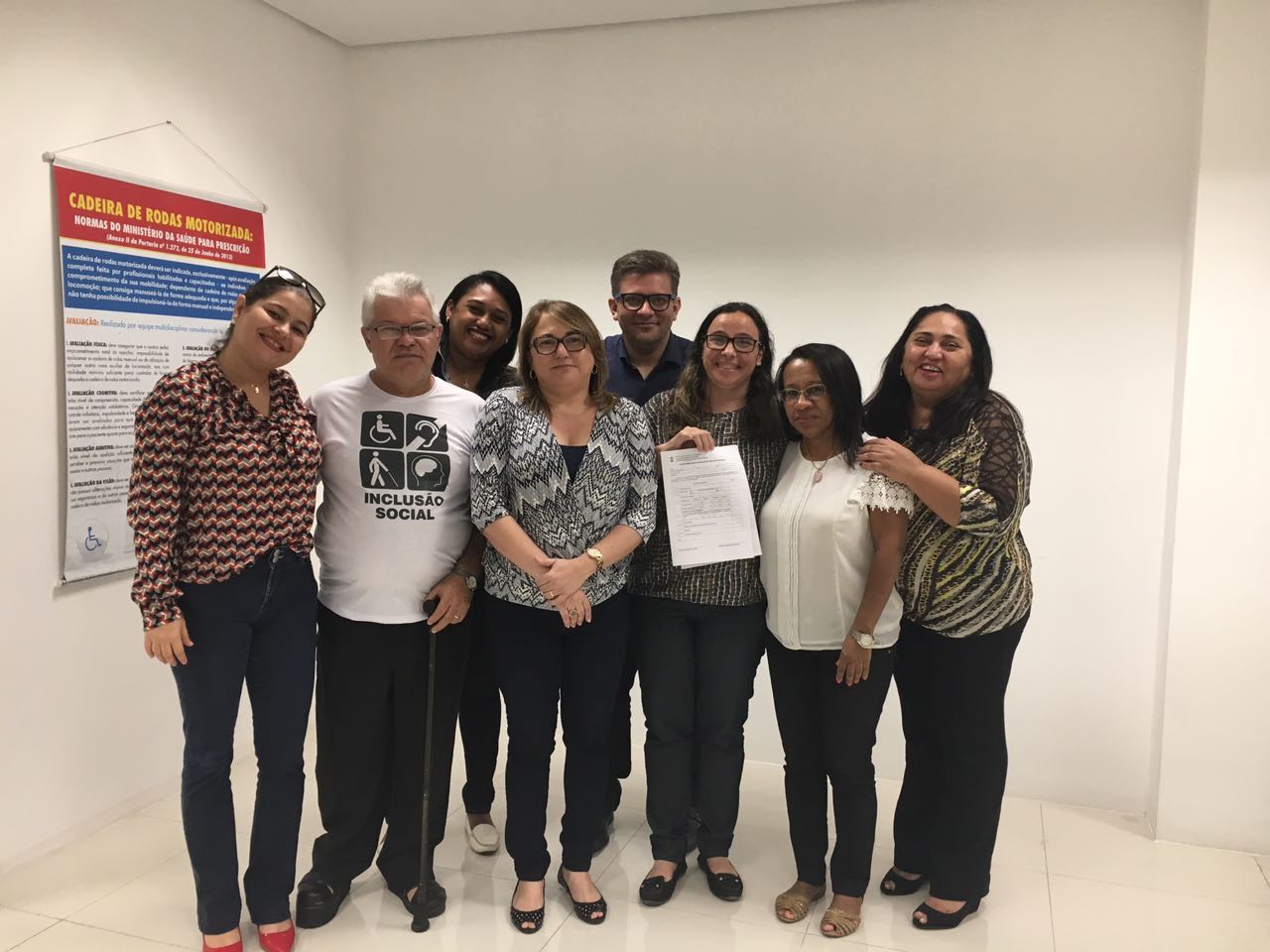 Promotora de justiça cercada por representantes da ÂNCORA, da Secretaria de Estado para Inclusão da Pessoa com Deficiência (SEID) e do Centro Integrado Lineu Araújo. Promotora de justiça cercada por representantes da ÂNCORA, da Secretaria de Estado para Inclusão da Pessoa com Deficiência (SEID) e do Centro Integrado Lineu Araújo.