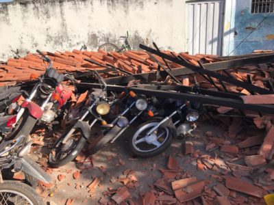 Motocicletas sob escombros de um telhado