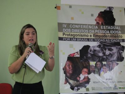 Promotora Flávia Gomes fala ao microfone
