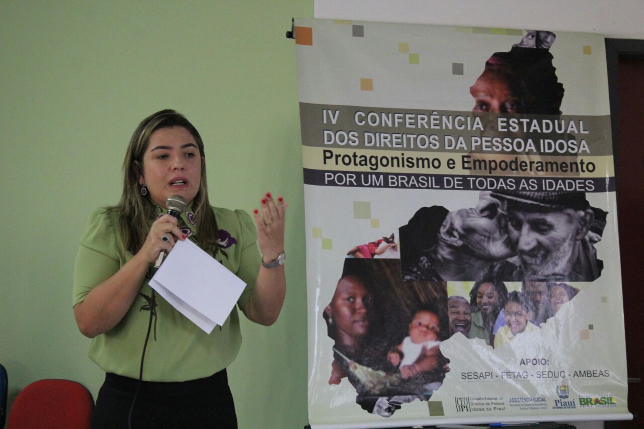 Promotora Flávia Gomes fala ao microfone