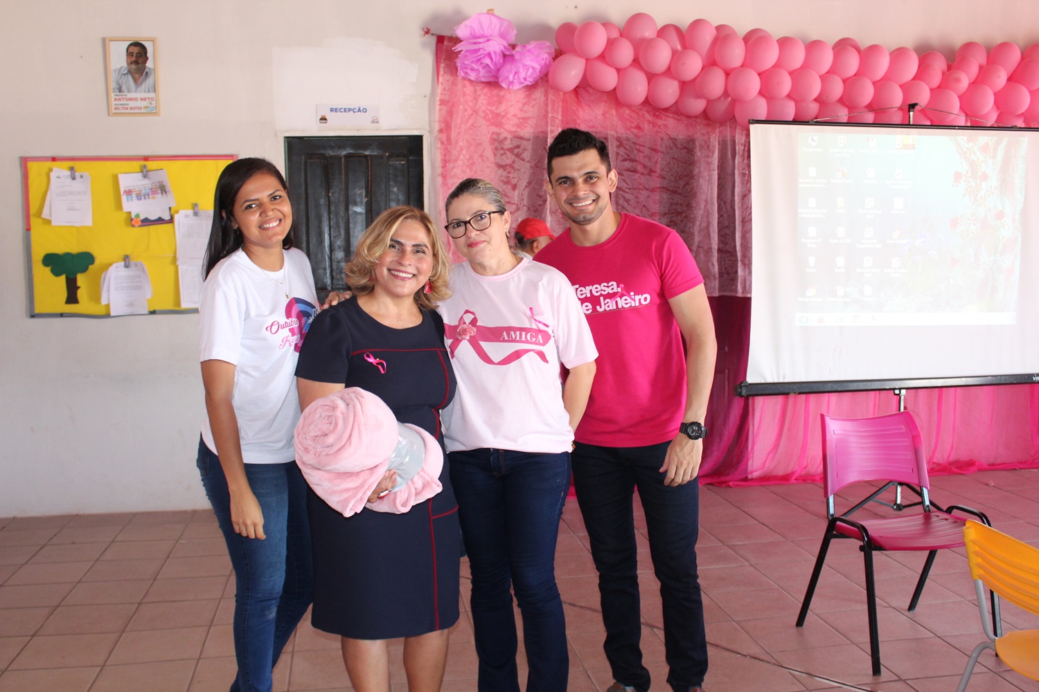 Promotora de Justiça com equipe de organização do evento