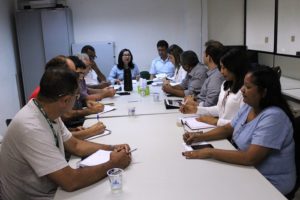 Pessoas reunidas em uma sala