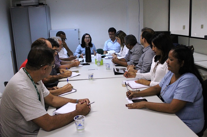 Pessoas reunidas em uma sala