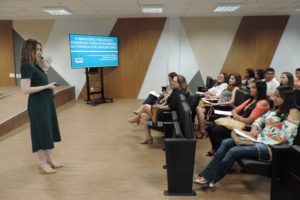 Promotora de Justiça ministra palestra em auditório
