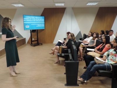 Promotora de Justiça ministra palestra em auditório