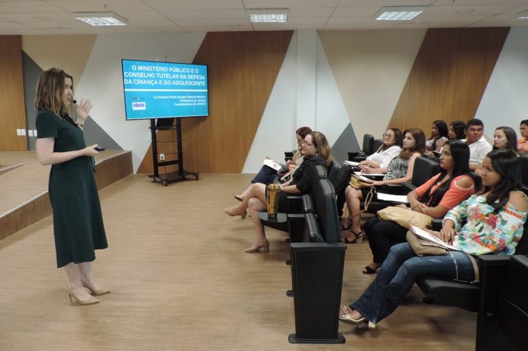 Promotora de Justiça ministra palestra em auditório