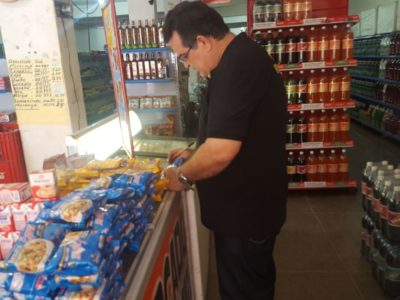 Fiscal inspecionando produtos