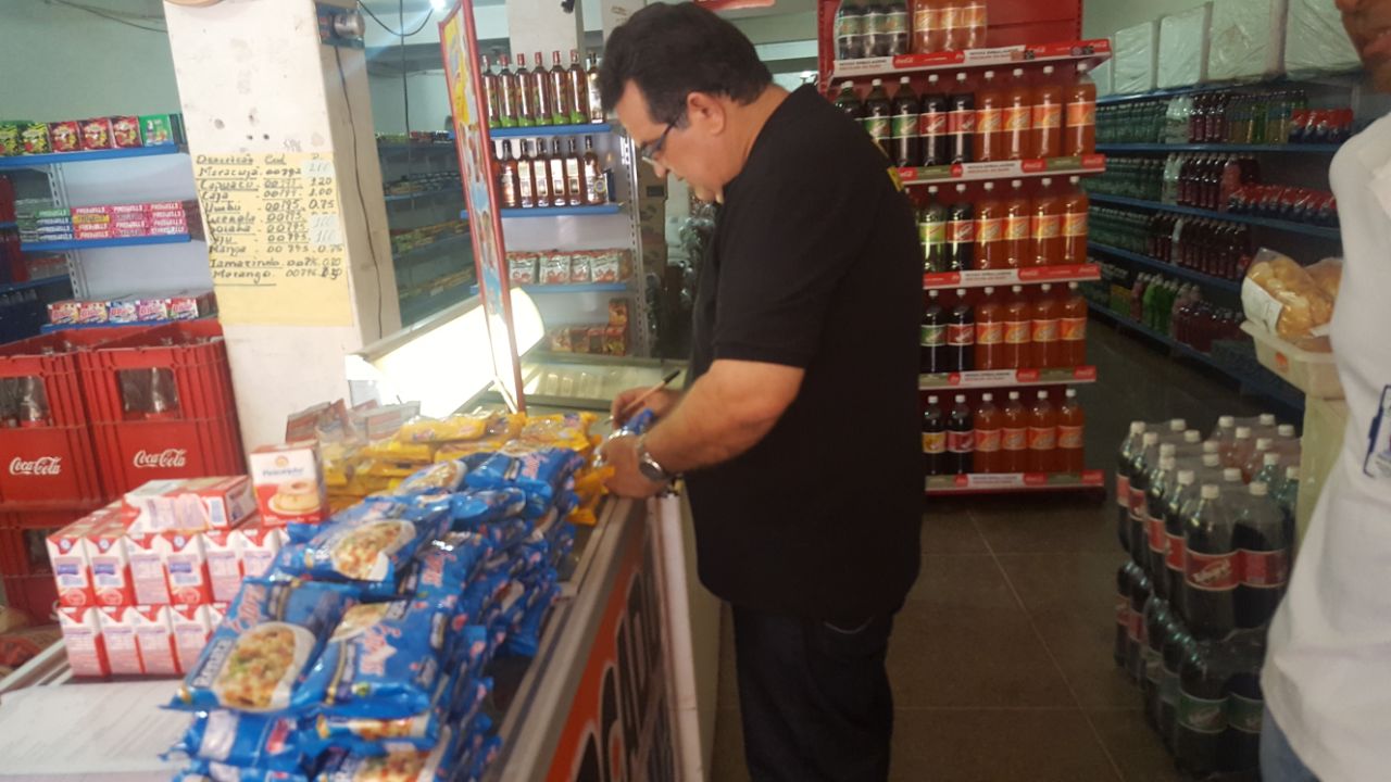 Fiscal inspecionando produtos