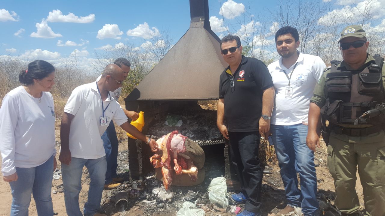 Fiscais inspecionando produtos