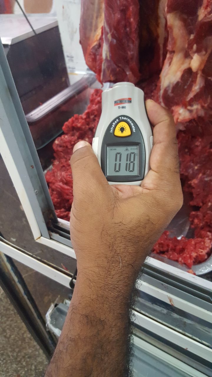 Termômetro mostrando temperatura de carnes