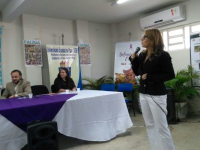 Promotora de Justiça ministrando palestra