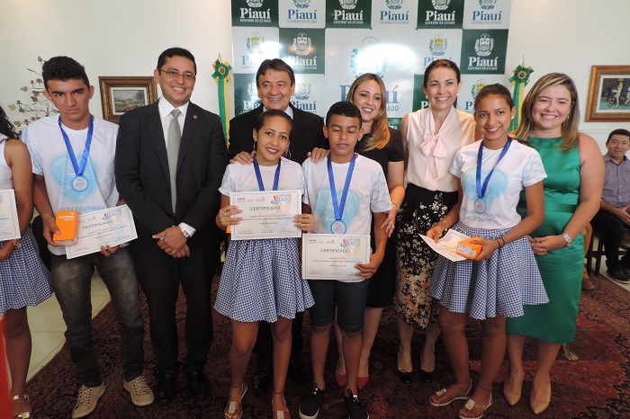 Entrega de premiação aos estudantes