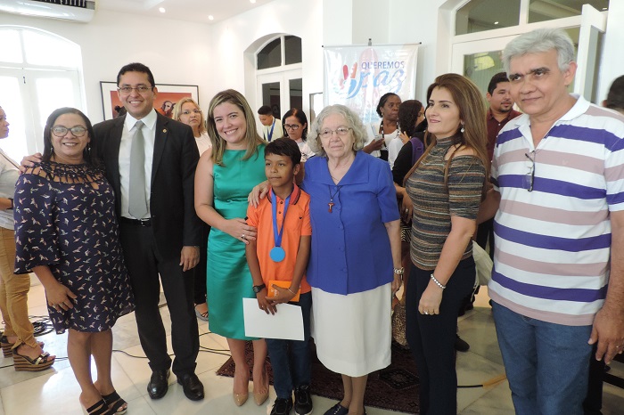 entrega de premiação aos estudantes