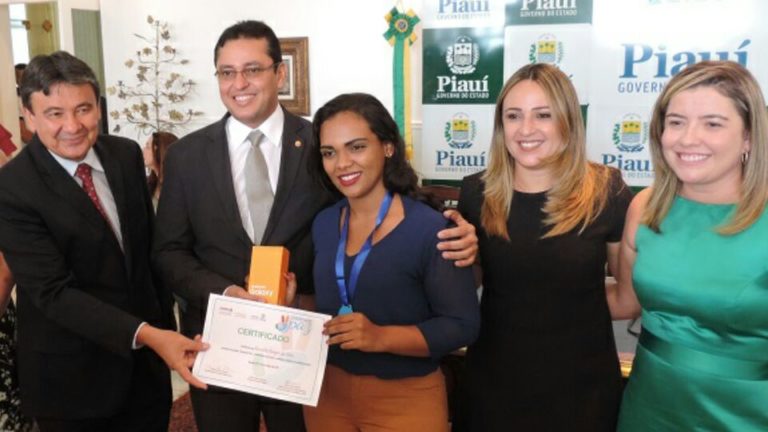 estudantes recebendo premiação