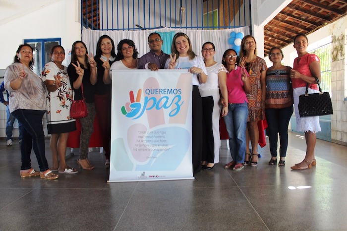 Equipe com o banner do projeto