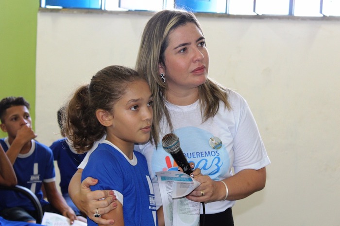 Promotora Flávia Gomes com estudante