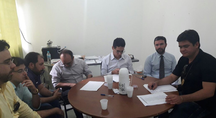 Pesssoas reunidas em torno de uma mesa