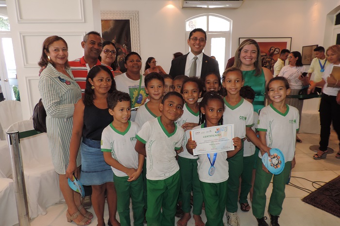 entrega de premiação aos estudantes