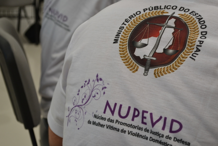 Camisa com o símbolo do nupevid