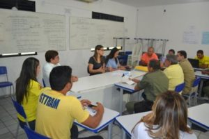 Pessoas reunidas em uma sala