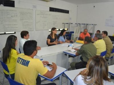 Pessoas reunidas em uma sala