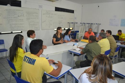 Pessoas reunidas em uma sala