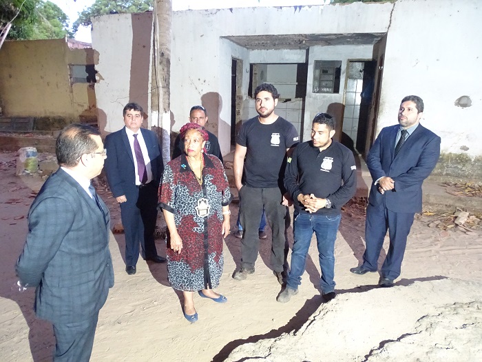 Equipe na esturura interna da penitenciária Major César