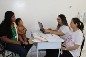 Pessoas sentadas em uma mesa conversando