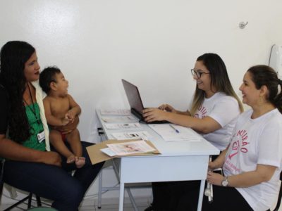 Pessoas sentadas em uma mesa conversando
