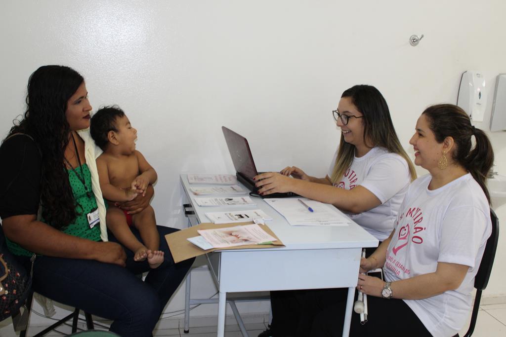 Pessoas sentadas em uma mesa conversando 