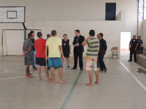 Pessoas de pé conversando em uma quadra