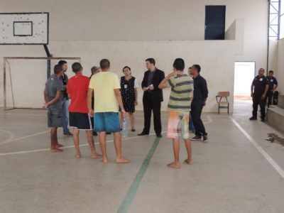 Pessoas de pé conversando em uma quadra