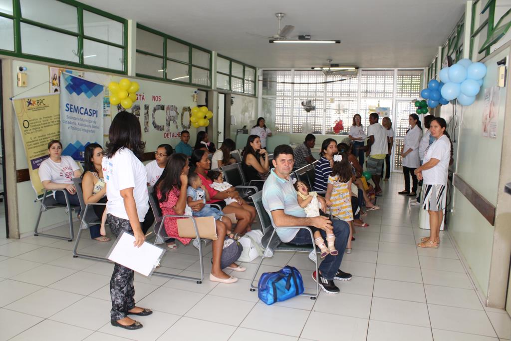 Pessoas sentadas esperando atendimento 