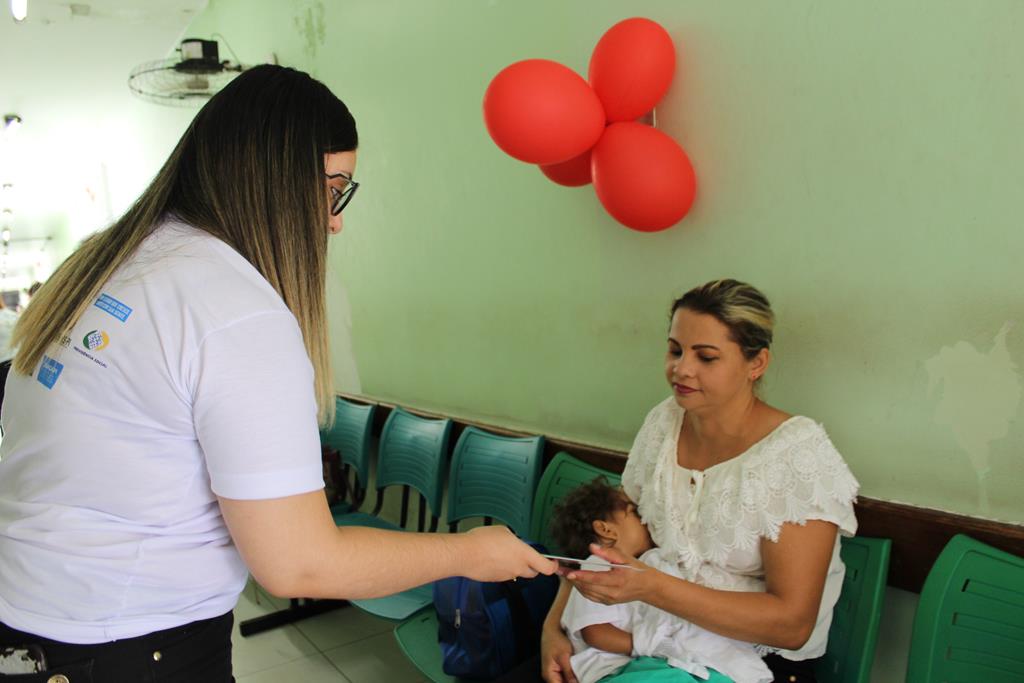pessoa distribuindo cartilha 