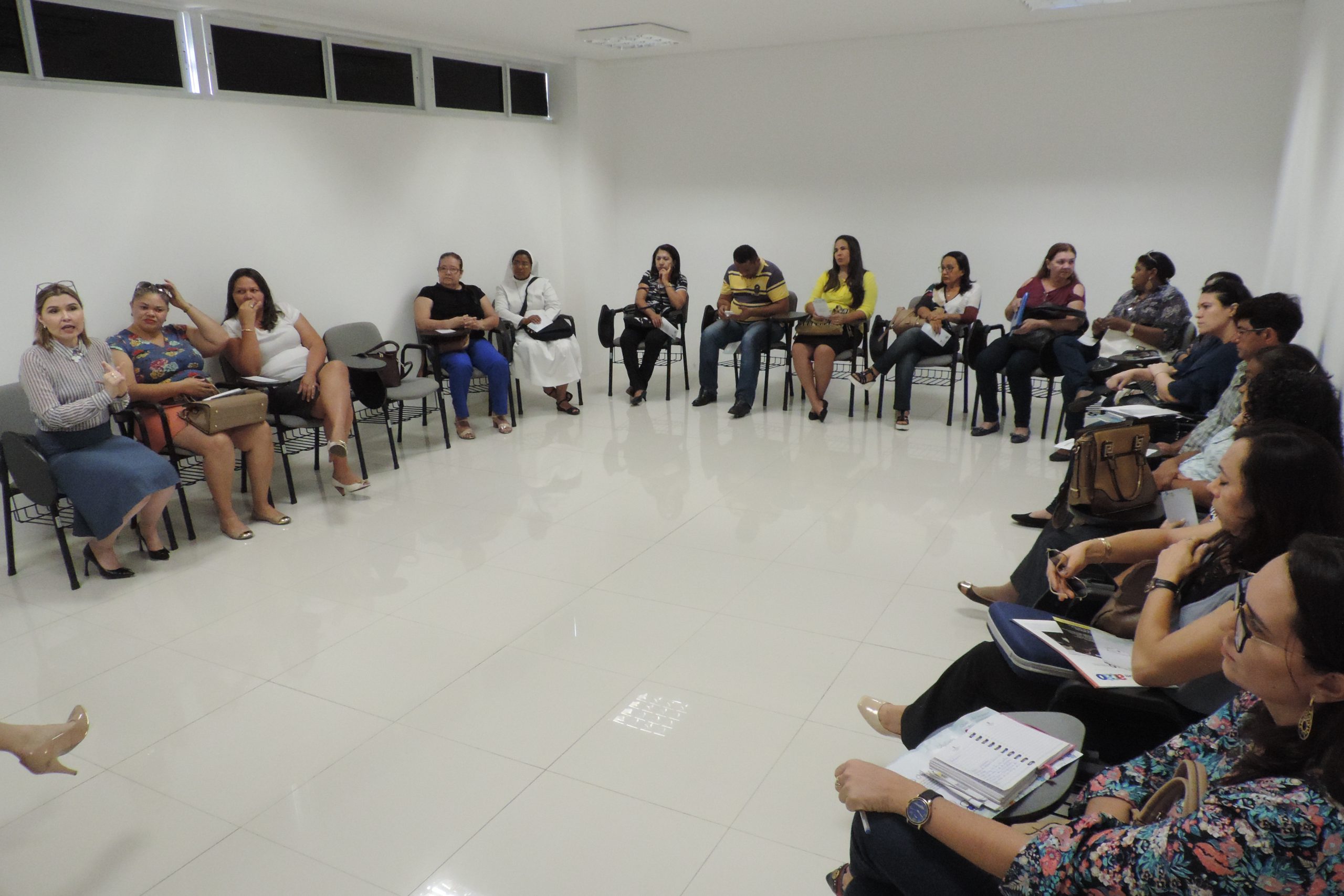 Pessoas sentadas em uma sala