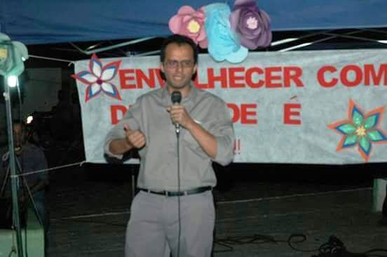 Homem de pé com microfone nas mãos 