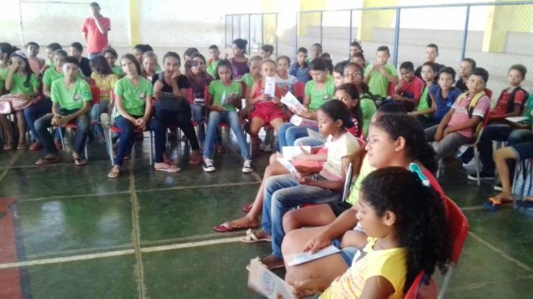 Pessoas sentadas em ginásio