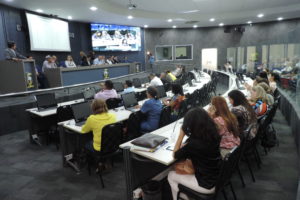 Pessoas sentadas em auditório
