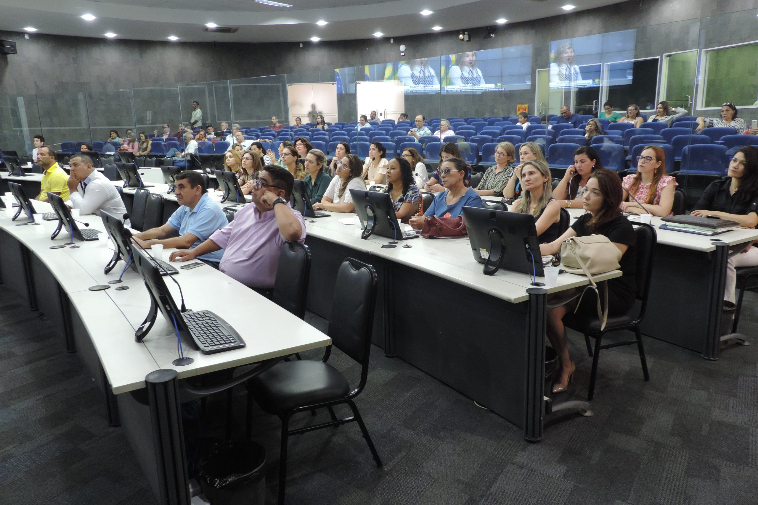 Pessoas sentadas em bancada 