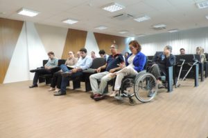 Pessoas sentadas em auditório