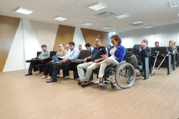 Pessoas sentadas em auditório