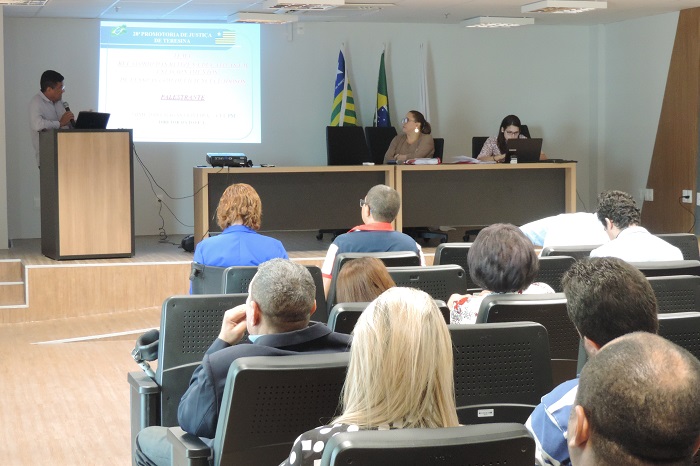 Pessoas sentadas em auditório 