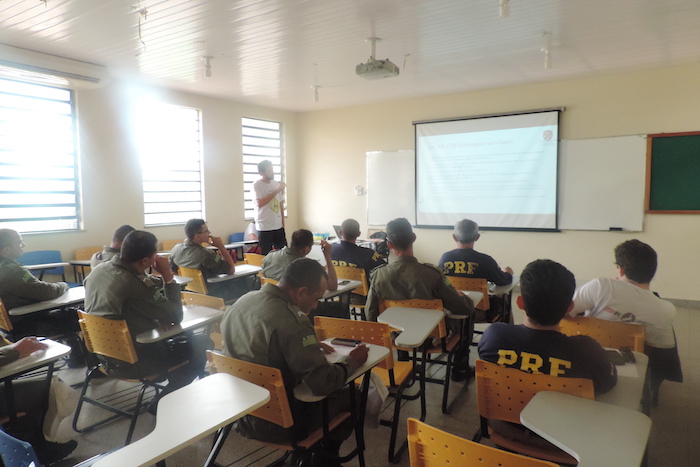 Pessoas sentadas em uma sala de aula 