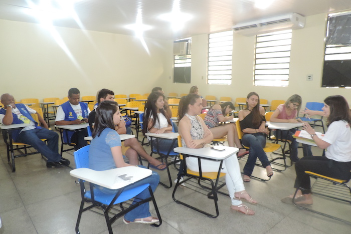 Pessoas sentadas em sala de aula