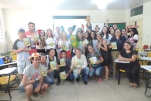 Pessoas de pé sorrindo sorrindo para fotografia